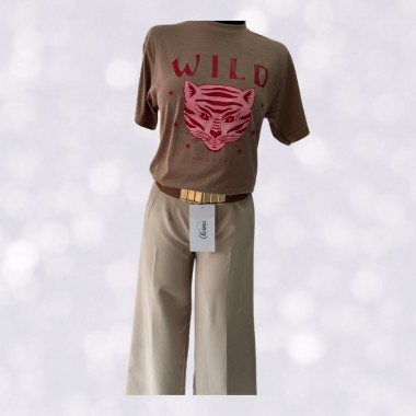 camiseta marron con estampado rojo y fucsia