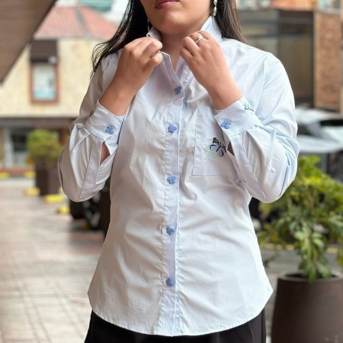 Camisa de mujer con cuello rígido y estampado de mariposa