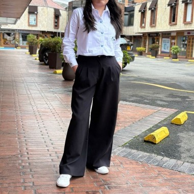camisa con bordado de mariposa blanca