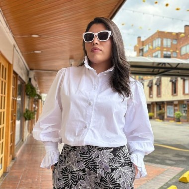 Camisa con cuello y puños con volantes.