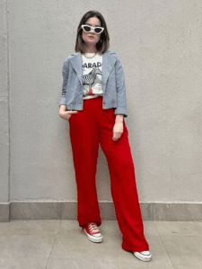 pantalon rojo chaqueta mezclilla