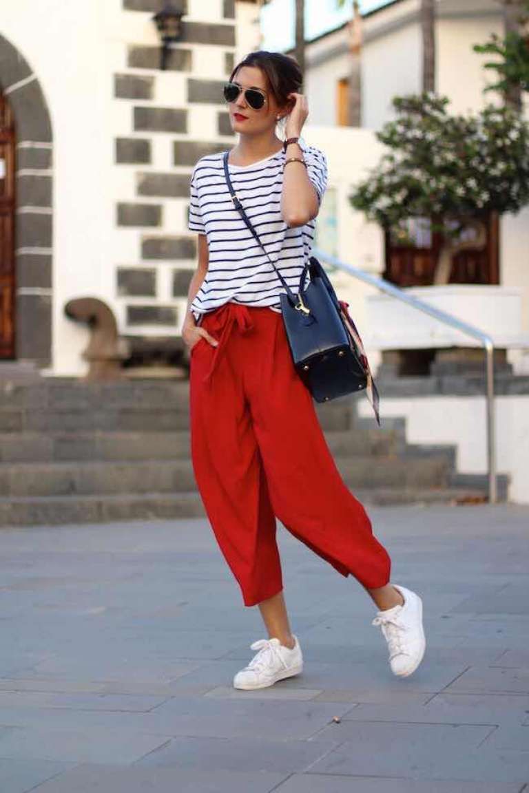 look pantalon rojo camisa rayas