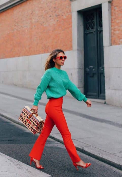 pantalon rojo con sueter verde creativo