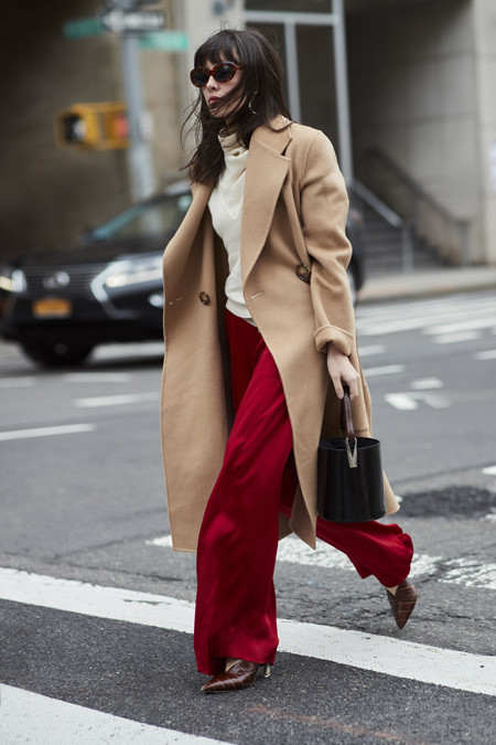 pantalon rojo causal con abrigo camel