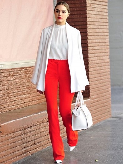 pantalon rojo con blazwer blanco oficina